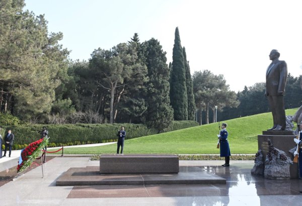 Президент Сомали почтил память великого лидера Гейдара Алиева на Аллее почетного захоронения (ФОТО)