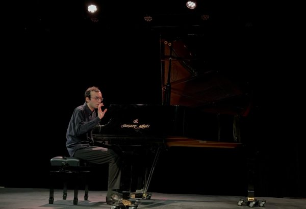 Recital de Piano Эльданиза Алекберзаде в парижском театре   (ВИДЕО, ФОТО)