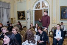 Айдан Салахова подарила картину "Пустота" Национальному музею искусств Азербайджана (ФОТО)