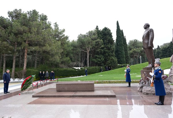 Премьер-министр Казахстана почтил память великого лидера Гейдара Алиева на Аллее почетного захоронения (ФОТО)