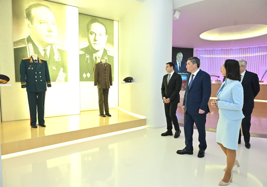 Премьер-министр Казахстана посетил Центр Гейдара Алиева в Баку (ФОТО)