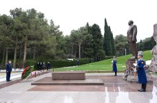 Премьер-министр Казахстана почтил память великого лидера Гейдара Алиева на Аллее почетного захоронения (ФОТО)