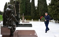 Премьер-министр Казахстана почтил память великого лидера Гейдара Алиева на Аллее почетного захоронения (ФОТО)