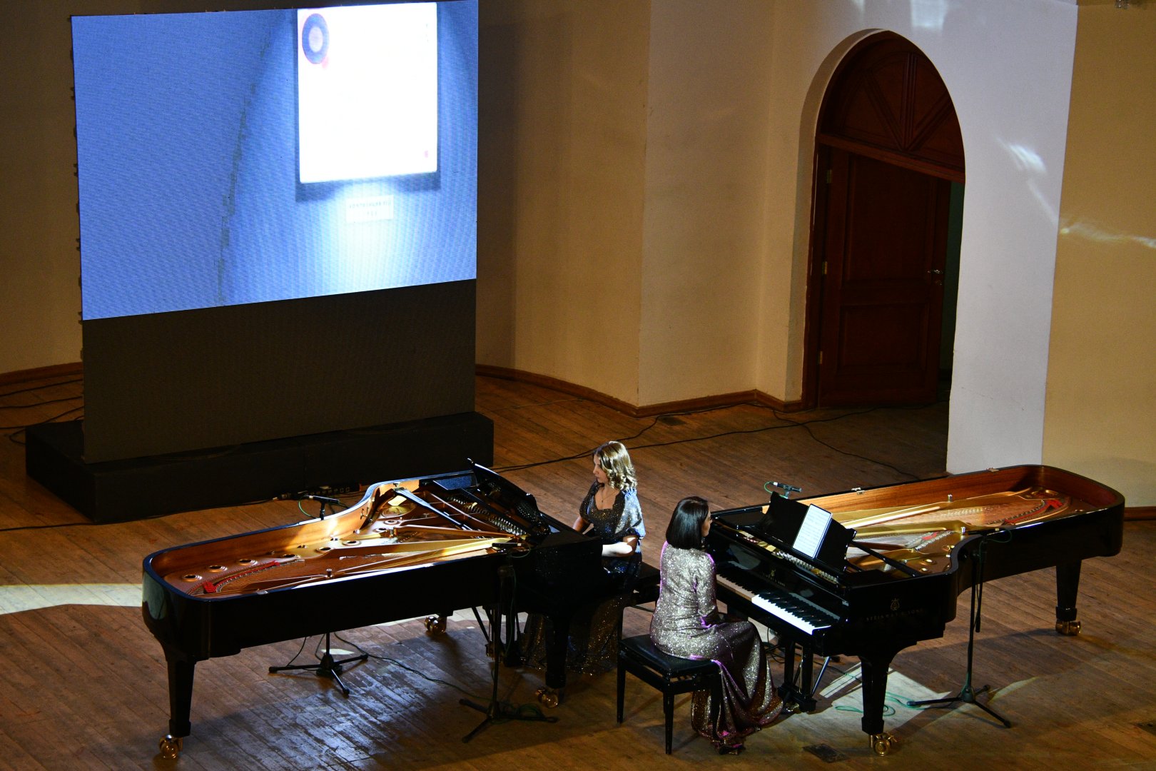 В Баку представлен великолепный вечер "Зеркало звуков" – музыка сквозь песок  (ФОТО)