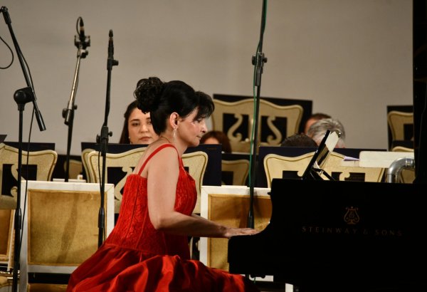 Из Нью-Йорка в Баку. Наргиз Алиярова выступила с праздничным концертом к 8 марта (ФОТО)