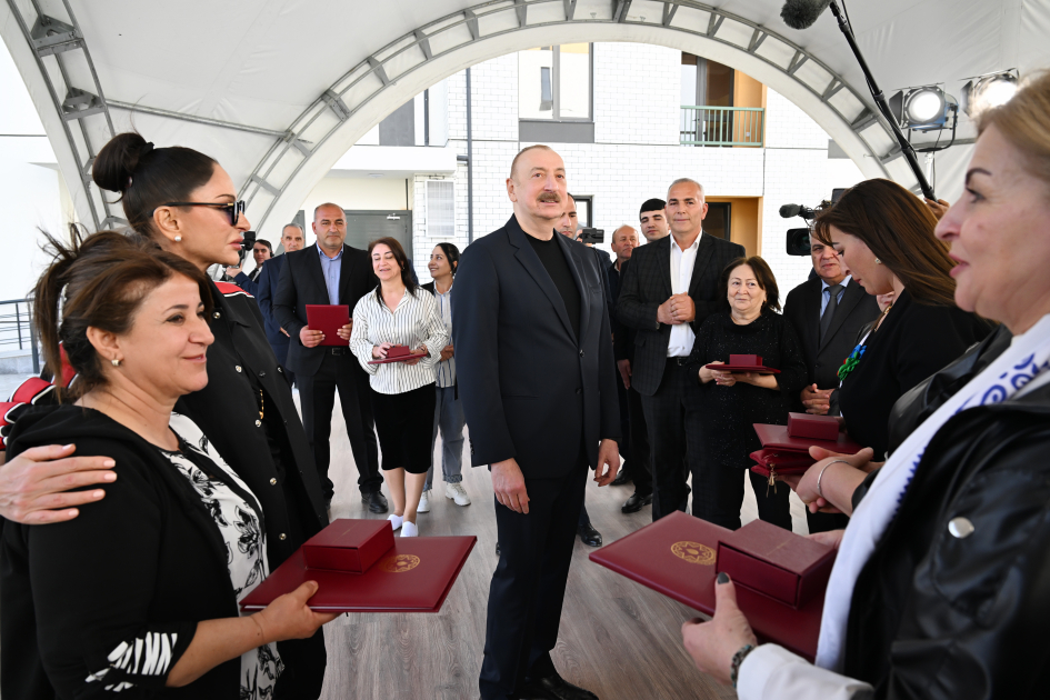 Президент Ильхам Алиев и Первая леди Мехрибан Алиева приняли участие в церемонии сдачи в эксплуатацию жилого комплекса в селе Суговушан (ВИДЕО/ФОТО)