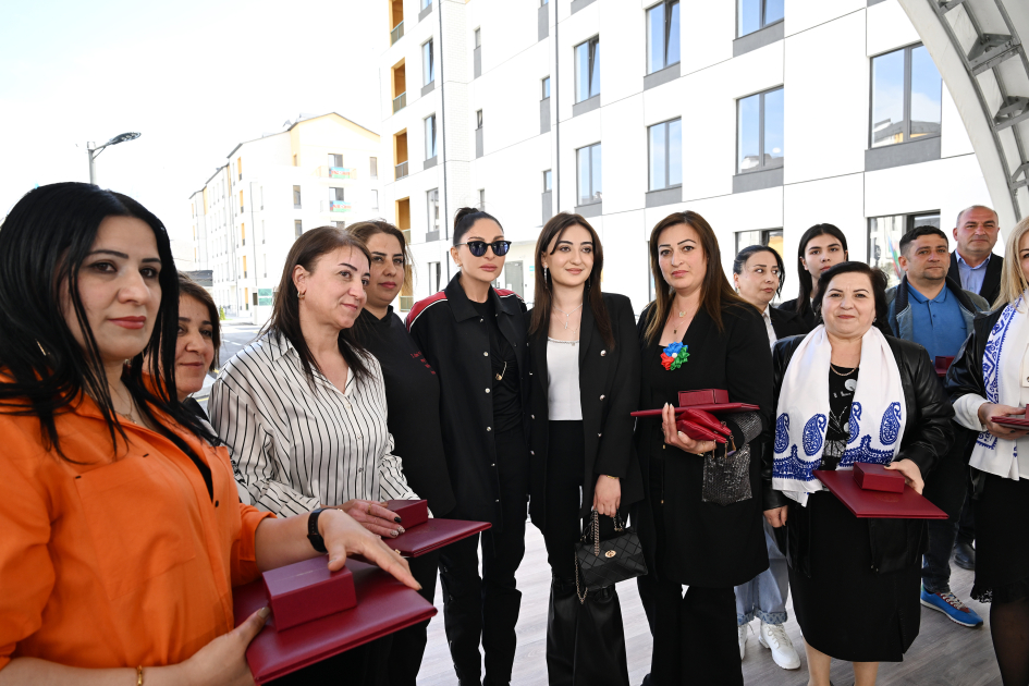 Президент Ильхам Алиев и Первая леди Мехрибан Алиева приняли участие в церемонии сдачи в эксплуатацию жилого комплекса в селе Суговушан (ВИДЕО/ФОТО)