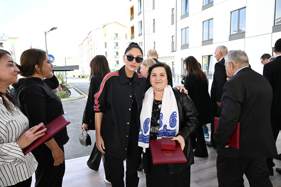 Президент Ильхам Алиев и Первая леди Мехрибан Алиева приняли участие в церемонии сдачи в эксплуатацию жилого комплекса в селе Суговушан (ВИДЕО/ФОТО)