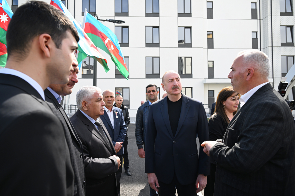 Президент Ильхам Алиев и Первая леди Мехрибан Алиева приняли участие в церемонии сдачи в эксплуатацию жилого комплекса в селе Суговушан (ВИДЕО/ФОТО)