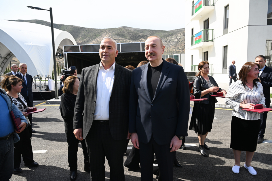 Президент Ильхам Алиев и Первая леди Мехрибан Алиева приняли участие в церемонии сдачи в эксплуатацию жилого комплекса в селе Суговушан (ВИДЕО/ФОТО)