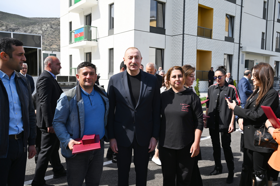 Президент Ильхам Алиев и Первая леди Мехрибан Алиева приняли участие в церемонии сдачи в эксплуатацию жилого комплекса в селе Суговушан (ВИДЕО/ФОТО)