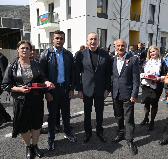 Президент Ильхам Алиев и Первая леди Мехрибан Алиева приняли участие в церемонии сдачи в эксплуатацию жилого комплекса в селе Суговушан (ВИДЕО/ФОТО)