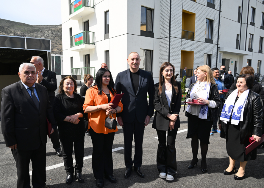 Президент Ильхам Алиев и Первая леди Мехрибан Алиева приняли участие в церемонии сдачи в эксплуатацию жилого комплекса в селе Суговушан (ВИДЕО/ФОТО)