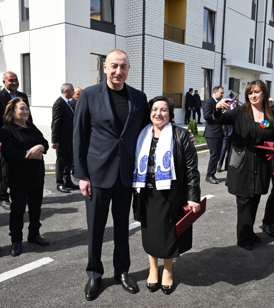 Президент Ильхам Алиев и Первая леди Мехрибан Алиева приняли участие в церемонии сдачи в эксплуатацию жилого комплекса в селе Суговушан (ВИДЕО/ФОТО)