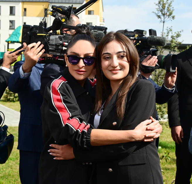 Президент Ильхам Алиев и Первая леди Мехрибан Алиева приняли участие в церемонии сдачи в эксплуатацию жилого комплекса в селе Суговушан (ВИДЕО/ФОТО)