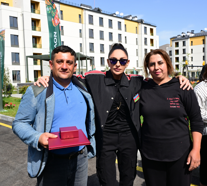 Президент Ильхам Алиев и Первая леди Мехрибан Алиева приняли участие в церемонии сдачи в эксплуатацию жилого комплекса в селе Суговушан (ВИДЕО/ФОТО)