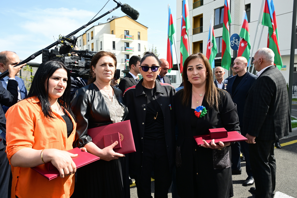 Президент Ильхам Алиев и Первая леди Мехрибан Алиева приняли участие в церемонии сдачи в эксплуатацию жилого комплекса в селе Суговушан (ВИДЕО/ФОТО)