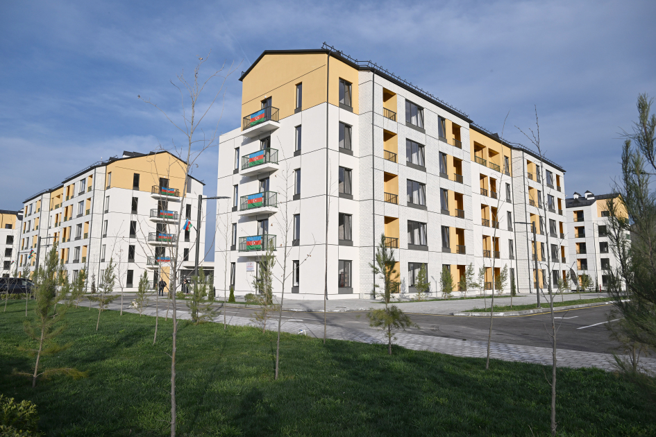 Президент Ильхам Алиев и Первая леди Мехрибан Алиева приняли участие в церемонии сдачи в эксплуатацию жилого комплекса в селе Суговушан (ВИДЕО/ФОТО)