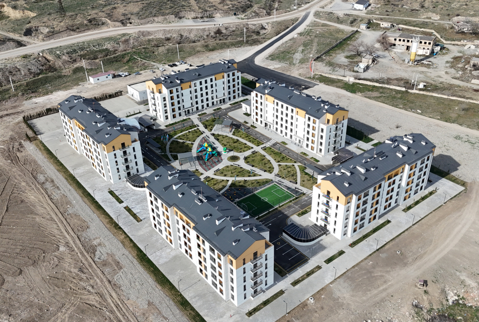 Президент Ильхам Алиев и Первая леди Мехрибан Алиева приняли участие в церемонии сдачи в эксплуатацию жилого комплекса в селе Суговушан (ВИДЕО/ФОТО)