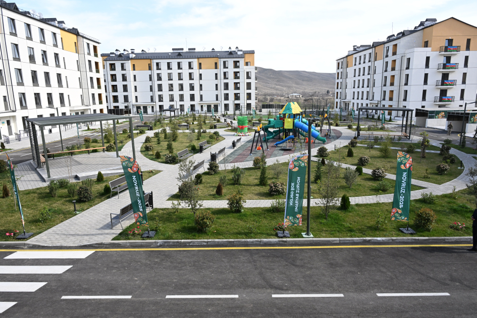 Президент Ильхам Алиев и Первая леди Мехрибан Алиева приняли участие в церемонии сдачи в эксплуатацию жилого комплекса в селе Суговушан (ВИДЕО/ФОТО)