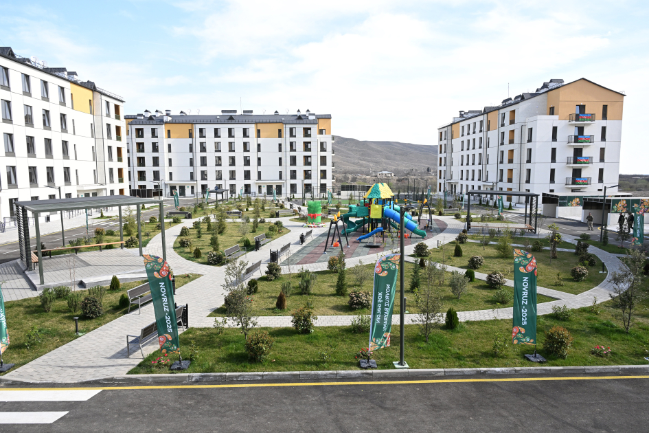 Президент Ильхам Алиев и Первая леди Мехрибан Алиева приняли участие в церемонии сдачи в эксплуатацию жилого комплекса в селе Суговушан (ВИДЕО/ФОТО)