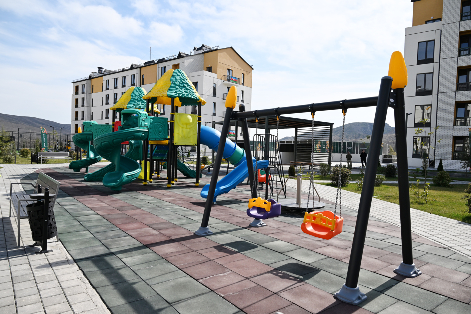 Президент Ильхам Алиев и Первая леди Мехрибан Алиева приняли участие в церемонии сдачи в эксплуатацию жилого комплекса в селе Суговушан (ВИДЕО/ФОТО)