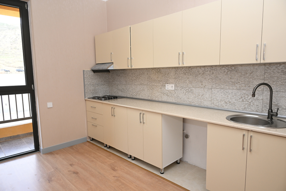 Президент Ильхам Алиев и Первая леди Мехрибан Алиева приняли участие в церемонии сдачи в эксплуатацию жилого комплекса в селе Суговушан (ВИДЕО/ФОТО)