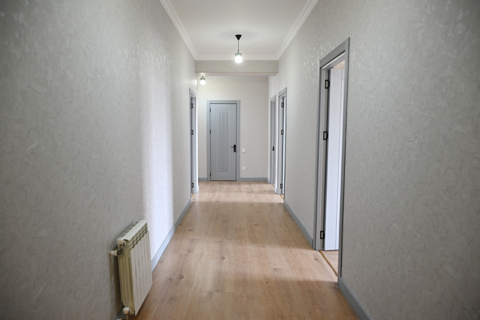 Президент Ильхам Алиев и Первая леди Мехрибан Алиева приняли участие в церемонии сдачи в эксплуатацию жилого комплекса в селе Суговушан (ВИДЕО/ФОТО)