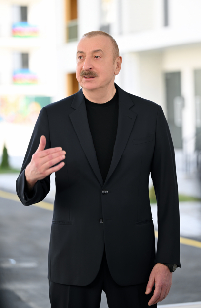 Президент Ильхам Алиев и Первая леди Мехрибан Алиева приняли участие в церемонии сдачи в эксплуатацию жилого комплекса в селе Суговушан (ВИДЕО/ФОТО)