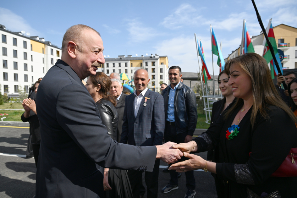 Президент Ильхам Алиев и Первая леди Мехрибан Алиева приняли участие в церемонии сдачи в эксплуатацию жилого комплекса в селе Суговушан (ВИДЕО/ФОТО)