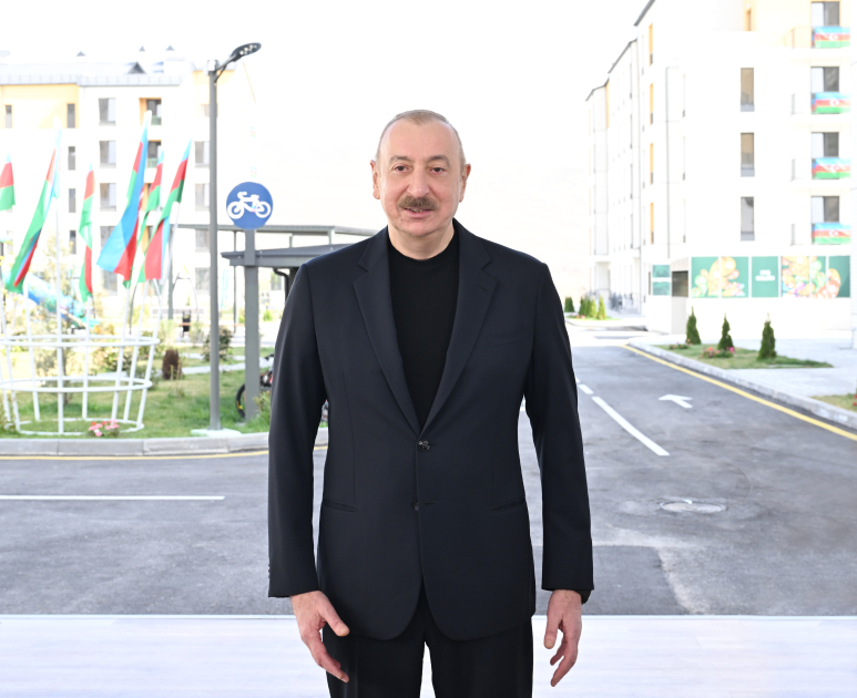 Президент Ильхам Алиев и Первая леди Мехрибан Алиева приняли участие в церемонии сдачи в эксплуатацию жилого комплекса в селе Суговушан (ВИДЕО/ФОТО)
