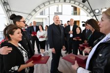 Президент Ильхам Алиев и Первая леди Мехрибан Алиева приняли участие в церемонии сдачи в эксплуатацию жилого комплекса в селе Суговушан (ВИДЕО/ФОТО)