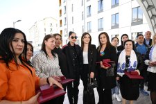 Президент Ильхам Алиев и Первая леди Мехрибан Алиева приняли участие в церемонии сдачи в эксплуатацию жилого комплекса в селе Суговушан (ВИДЕО/ФОТО)