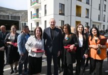 Президент Ильхам Алиев и Первая леди Мехрибан Алиева приняли участие в церемонии сдачи в эксплуатацию жилого комплекса в селе Суговушан (ВИДЕО/ФОТО)