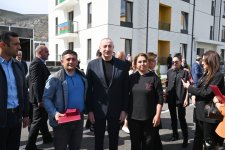 Президент Ильхам Алиев и Первая леди Мехрибан Алиева приняли участие в церемонии сдачи в эксплуатацию жилого комплекса в селе Суговушан (ВИДЕО/ФОТО)