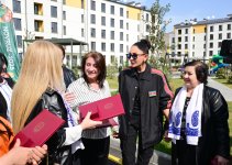 Президент Ильхам Алиев и Первая леди Мехрибан Алиева приняли участие в церемонии сдачи в эксплуатацию жилого комплекса в селе Суговушан (ВИДЕО/ФОТО)