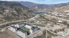 Президент Ильхам Алиев и Первая леди Мехрибан Алиева приняли участие в церемонии сдачи в эксплуатацию жилого комплекса в селе Суговушан (ВИДЕО/ФОТО)