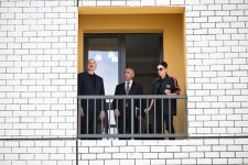 Президент Ильхам Алиев и Первая леди Мехрибан Алиева приняли участие в церемонии сдачи в эксплуатацию жилого комплекса в селе Суговушан (ВИДЕО/ФОТО)