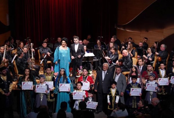 Весенние мотивы Айбениз Гашимовой с национальной музыкой (ФОТО)