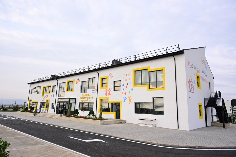 Президент Ильхам Алиев и Первая леди Мехрибан Алиева приняли участие в открытии первого этапа села Сарыджалы Агдамского района (ВИДЕО/ФОТО)