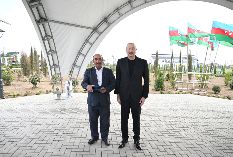 Президент Ильхам Алиев и Первая леди Мехрибан Алиева приняли участие в открытии первого этапа села Сарыджалы Агдамского района (ВИДЕО/ФОТО)