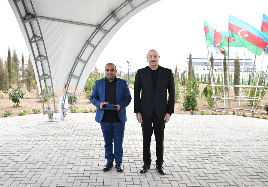 Президент Ильхам Алиев и Первая леди Мехрибан Алиева приняли участие в открытии первого этапа села Сарыджалы Агдамского района (ВИДЕО/ФОТО)