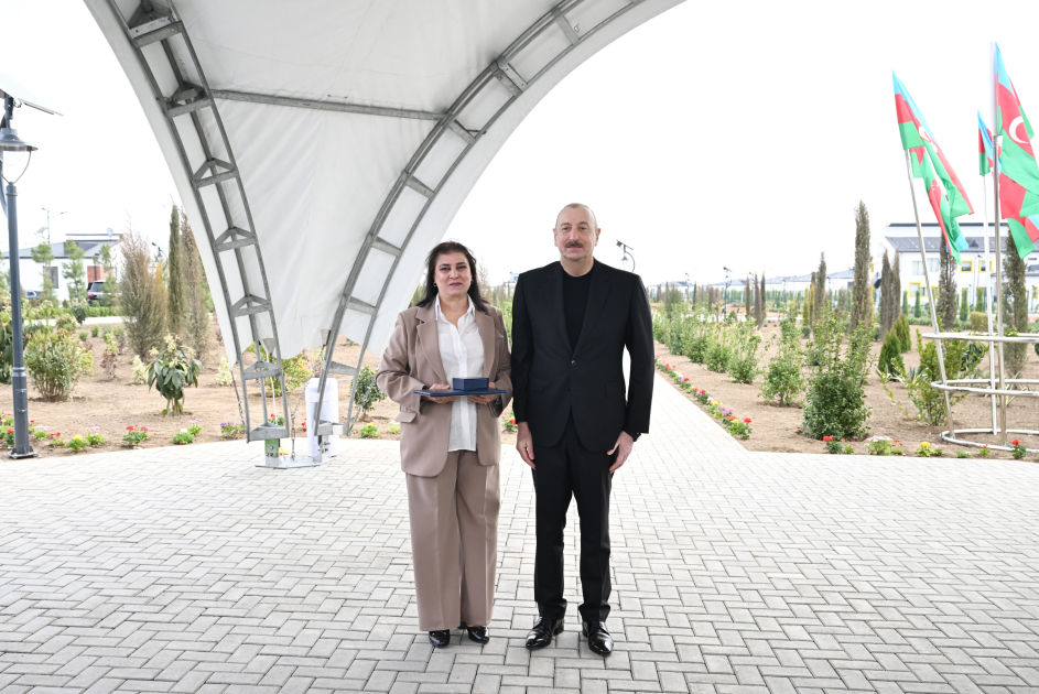 Президент Ильхам Алиев и Первая леди Мехрибан Алиева приняли участие в открытии первого этапа села Сарыджалы Агдамского района (ВИДЕО/ФОТО)