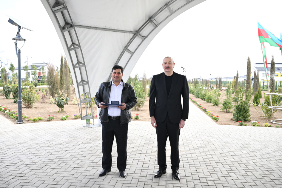 Президент Ильхам Алиев и Первая леди Мехрибан Алиева приняли участие в открытии первого этапа села Сарыджалы Агдамского района (ВИДЕО/ФОТО)