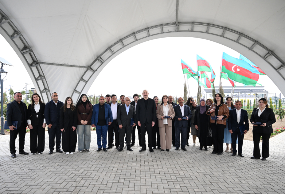 Президент Ильхам Алиев и Первая леди Мехрибан Алиева приняли участие в открытии первого этапа села Сарыджалы Агдамского района (ВИДЕО/ФОТО)