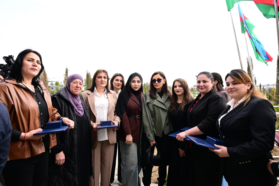 Президент Ильхам Алиев и Первая леди Мехрибан Алиева приняли участие в открытии первого этапа села Сарыджалы Агдамского района (ВИДЕО/ФОТО)