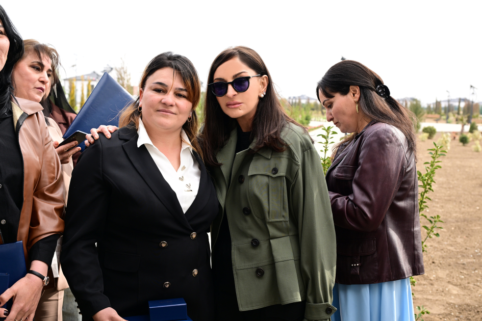 Президент Ильхам Алиев и Первая леди Мехрибан Алиева приняли участие в открытии первого этапа села Сарыджалы Агдамского района (ВИДЕО/ФОТО)