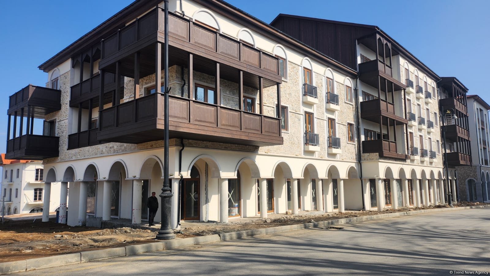 На улице Карабах города Шуша строятся 10 зданий (ФОТО)