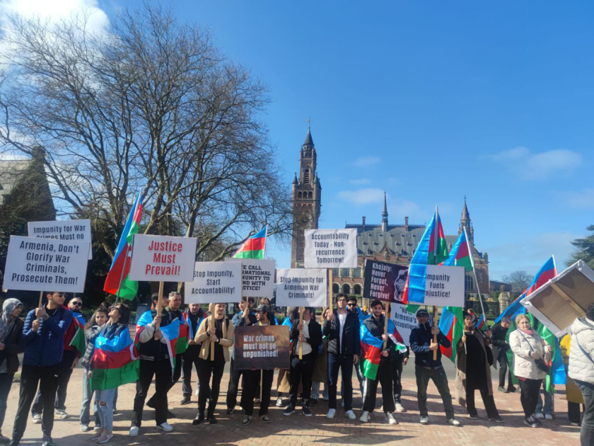 Проживающие в Европе азербайджанцы провели акцию протеста перед Дворцом мира в Гааге (ФОТО)