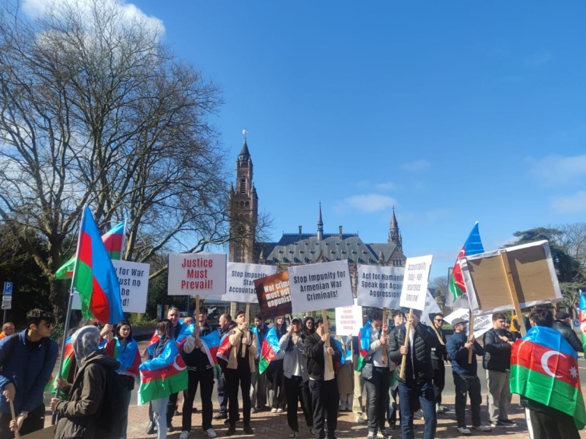 Проживающие в Европе азербайджанцы провели акцию протеста перед Дворцом мира в Гааге (ФОТО)